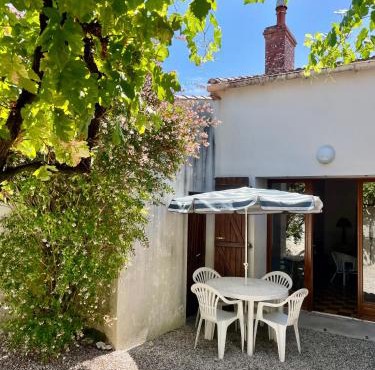 Maison dans le bourg, à 800m des plages