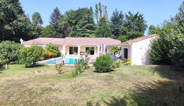 Maison Dans les Vignes Avec 5 Chambres et Piscine