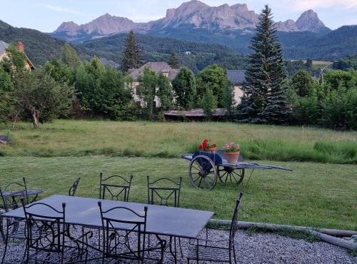 Maison dans parc clôturé