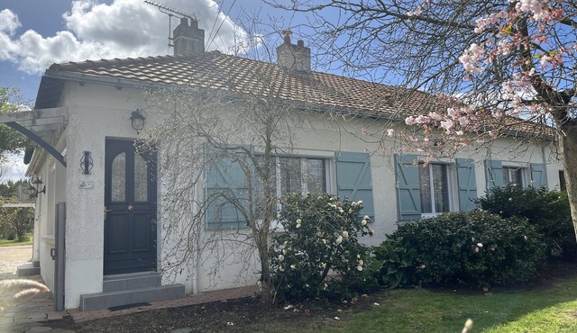 Maison Dans un Jardin Paysager Calme et Ressourçant