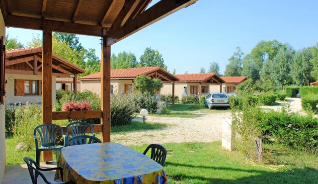 Maison de 2 chambres avec piscine partagee terrasse amenagee et wifi a Estang