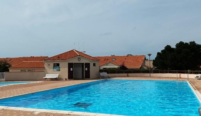 Maison de 2 chambres a Brem sur Mer a 800 m de la plage avec piscine partagee et jardin clos