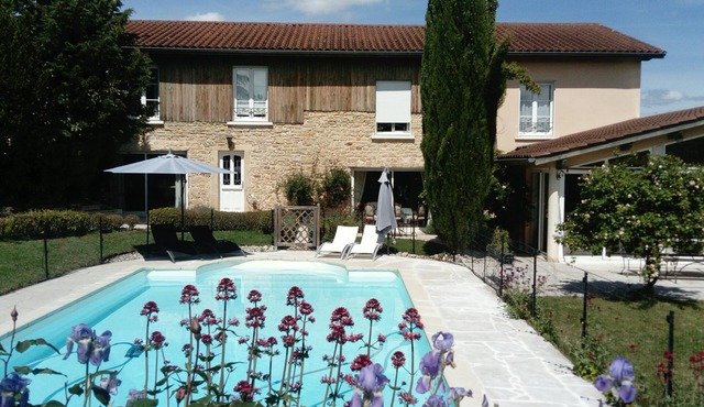 Maison de 4 Chambres Pour 8 Adultes et 2 Enfants Avec Piscine Terrain Paysager