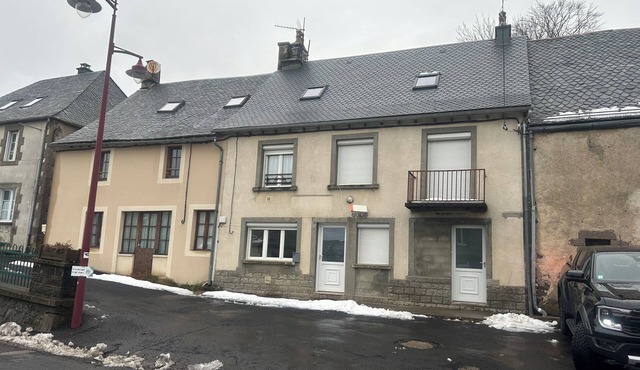 Maison de Bourg à Picherande à 12 km de Super Besse, 20 km de Besse en Chandesse