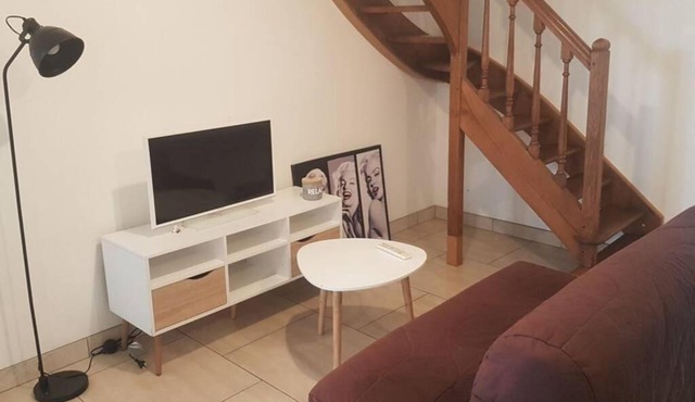 Maison de bourg avec extérieur.