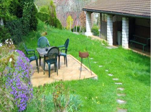 Maison de charme à Saint-Laurent-la-Roche avec jardin clôturé