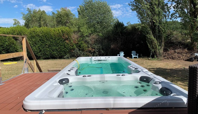 Maison de Campagne Rénovée Avec Bassin de Nage et SPA sur 2500 Mcarrés de Jardin