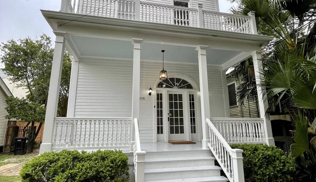 Maison de Camp - Historic Uptown Home Near Parades, Tulane, Bars, Restaurants