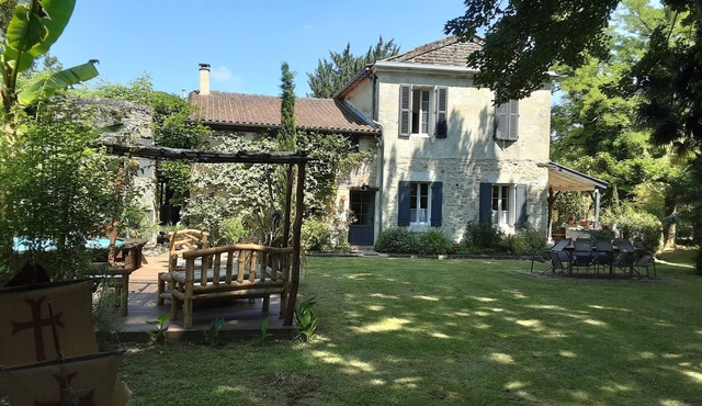 Maison de Campagne au Bord de la Rivière, Face au Château de Duras