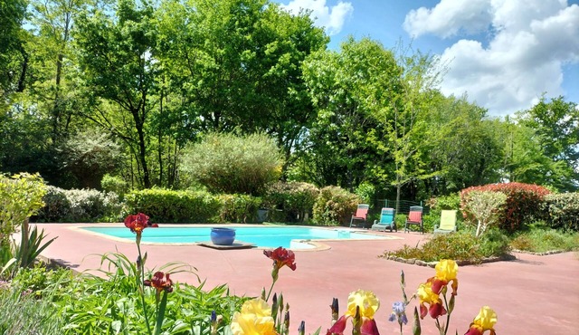 Maison DE Campagne Avec Piscine AU Calme Dans UN Parc EN Pleine Foret