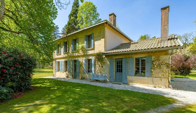 MAISON DE CAMPAGNE DANS UN PARC AVEC PISCINE