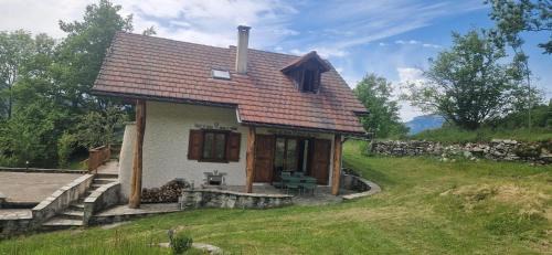 Maison de campagne et montagne près des stations de ski