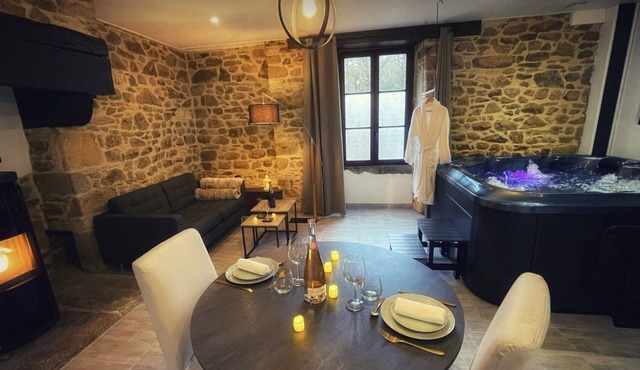 Maison de Campagne Avec spa Privatif, Table de Massage. Détente à Deux Assurée