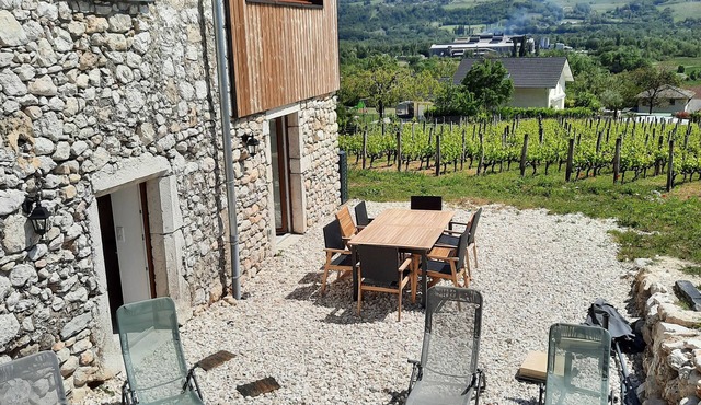 Maison de Campagne Proche Viarhôna Avec Jacuzzi