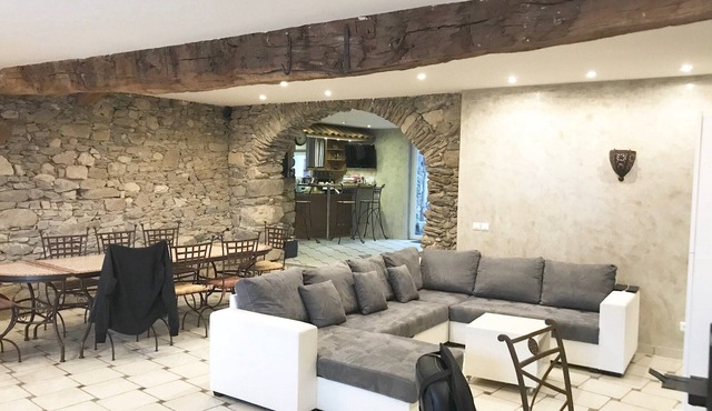 Maison de Campagne Tranquille à 30 Minutes de Lyon Avec Piscine, Boulodrome