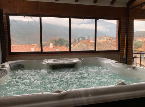 Maison de caractère avec jacuzzi entre mer et montagne à Espira de Conflent