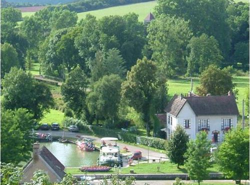 Maison de caractère au bord du canal du Nivernais