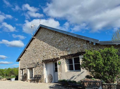 Maison de caractère à Gy avec parking et Wifi - FR-1-583-448