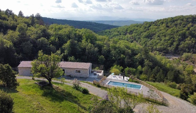 Maison de Celestin, detached stone farmhouse with private heated swimming pool