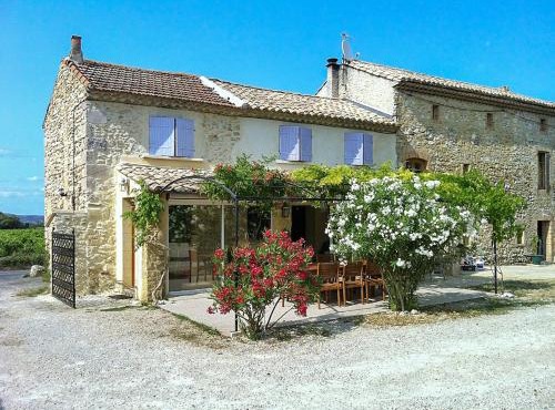 Maison de charme à Saint-Victor-la-Coste avec piscine partagée