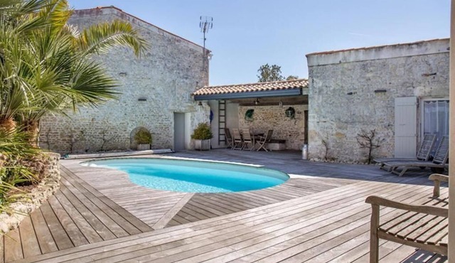 Maison de Charme en Pleins Centre Bourg du Village . 10 min de la Rochelle