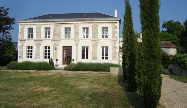 Maison de Charme, 4 Chambres, Grand Jardin et Piscine Privée