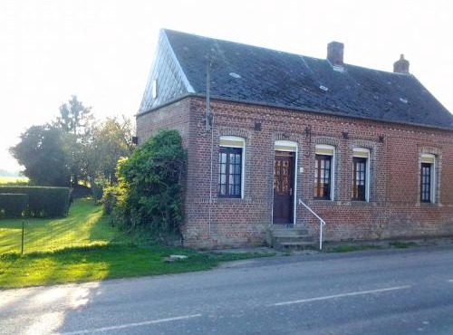 Maison de charme à Mailly-Maillet avec jardin clôturé et cheminée