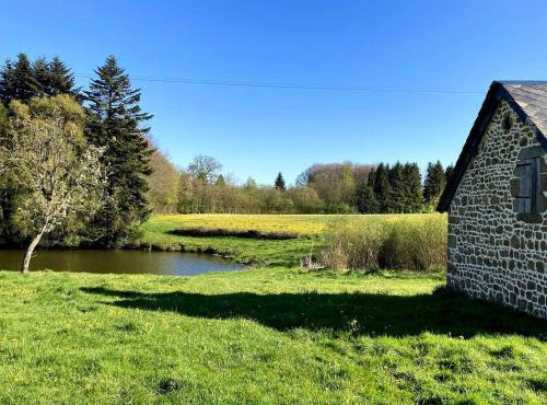 Maison de charme à Joué-du-Bois avec vue sur le lac