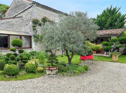 Maison de charme à Sigogne, proche de Cognac, barbecue inclus.