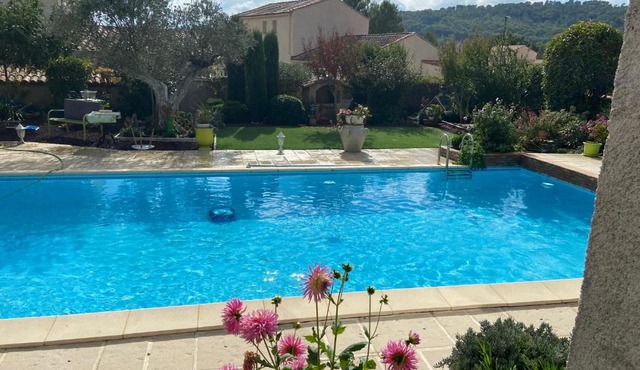 Maison de charme avec piscine en provence