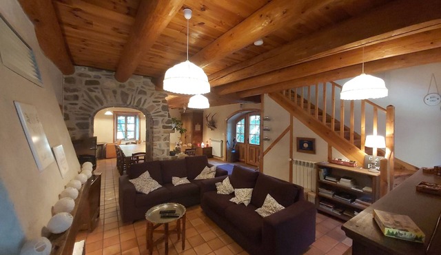 Maison de Charme de 15 Pers. au Bord de la Rivière, Idéal Familles!