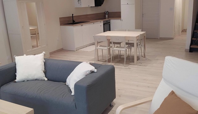 Maison de Charme Entièrement Rénovée Dans un Village Calme Idéalement Située