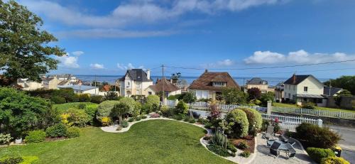Maison de charme à Grandcamp-Maisy avec vue sur la mer.