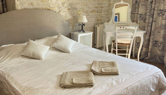 Maison de Charme Typiquement Charentaise Avec Grande Piscine