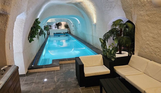 Maison de Charme , Semi Troglodytique Avec spa et Piscine Intérieure