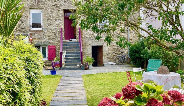 Maison de Famille à 100 m de la Plage de Locmaria, Charme Fou, Jardin Clos