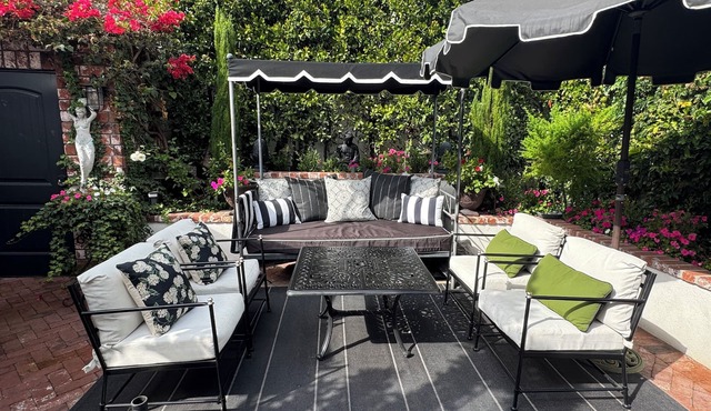 MAISON DE FLEURS, BELMONT FAVORITE PRIVATE YARD, GARAGE + A/C - BOOK NOW