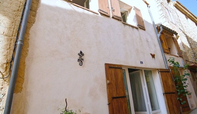 Maison de Village Complètement Rénovée, au Calme. Parking à 50m