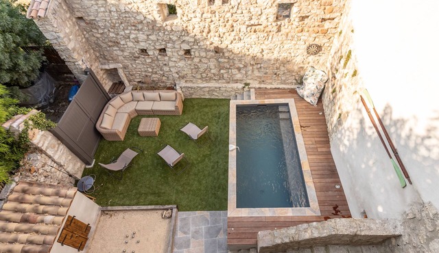Maison de Caractère au Coeur du Village de Berrias. Charme Délicieusement Rétro