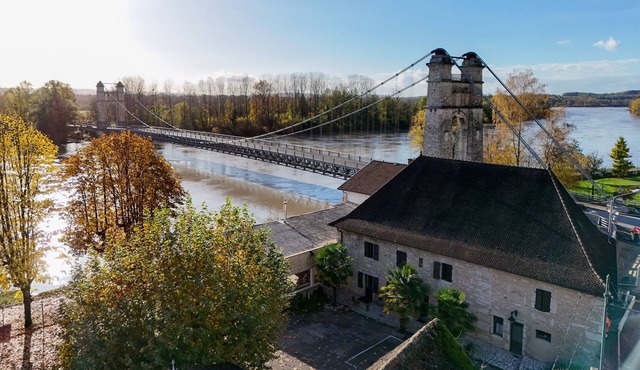Maison de Charme en Pierres, les Pieds Dans L'eau