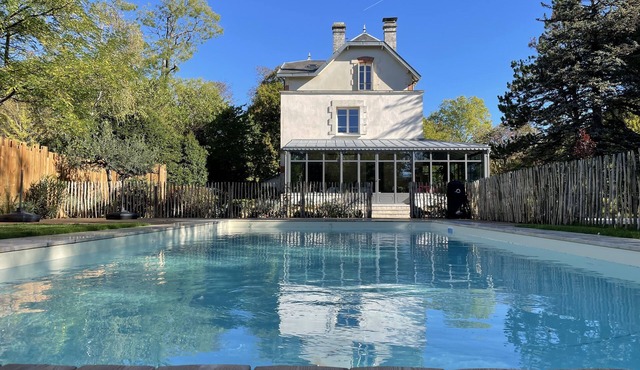 Maison de maître with all comforts - Wooded park with heated swimming pool