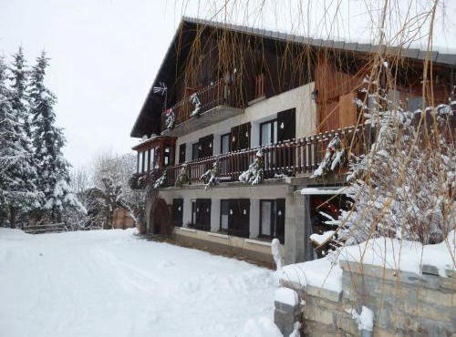 Maison de vacances confortable à Saint-Léger-les-Mélèzes, vue jardin