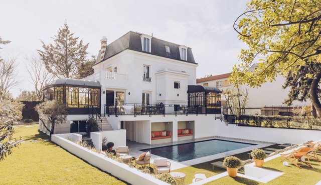 Maison de Prestige Avec Piscine Extérieure à Quelques pas de Paris .!