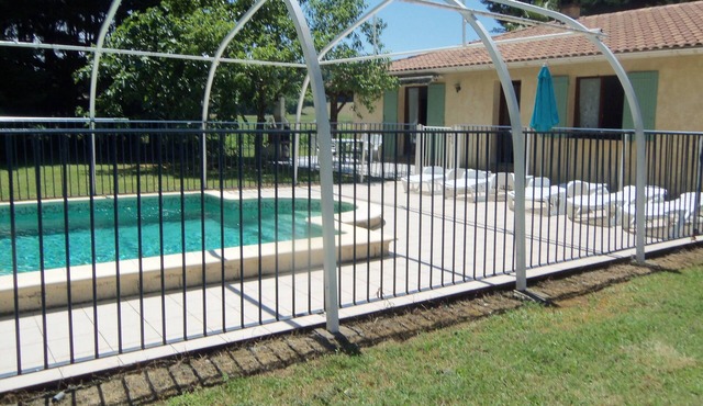 Maison de campagne dans parc clorturé avec piscine et spa privé