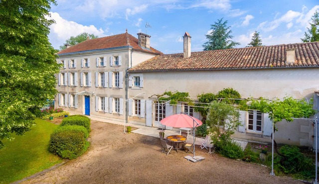Maison de Maître with swimming pool for 12 people near Angoulême