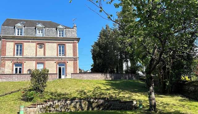 Maison de Maître en Centre Ville Avec un Grand Jardin Ensoleillé !