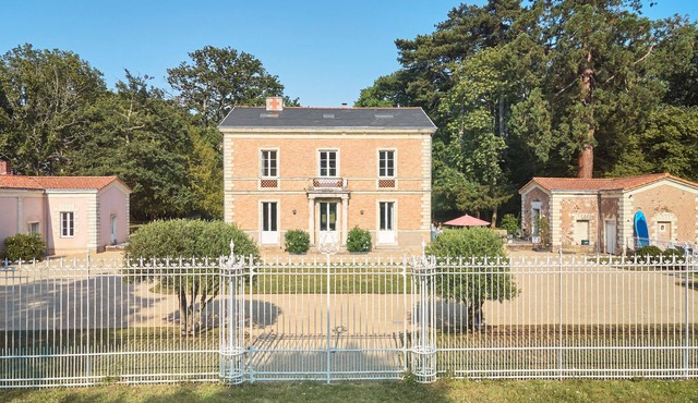 Maison de Maître Avec Piscine- La Champagnère 16 Personnes
