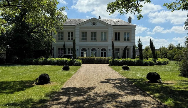 Maison de maître on the outskirts of Honfleur, heated pool and landscaped garden