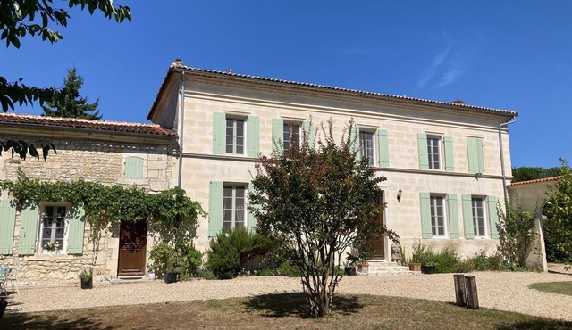 Maison de Maître with swimming pool and large wooded park