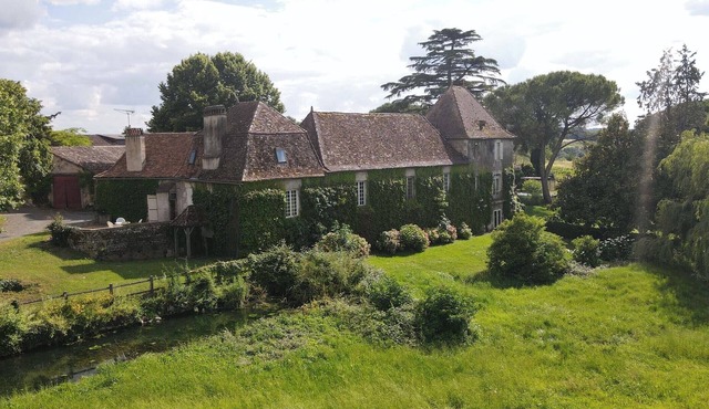 Maison de maitre with beautiful views over the vineyards. Large swimming pool.
